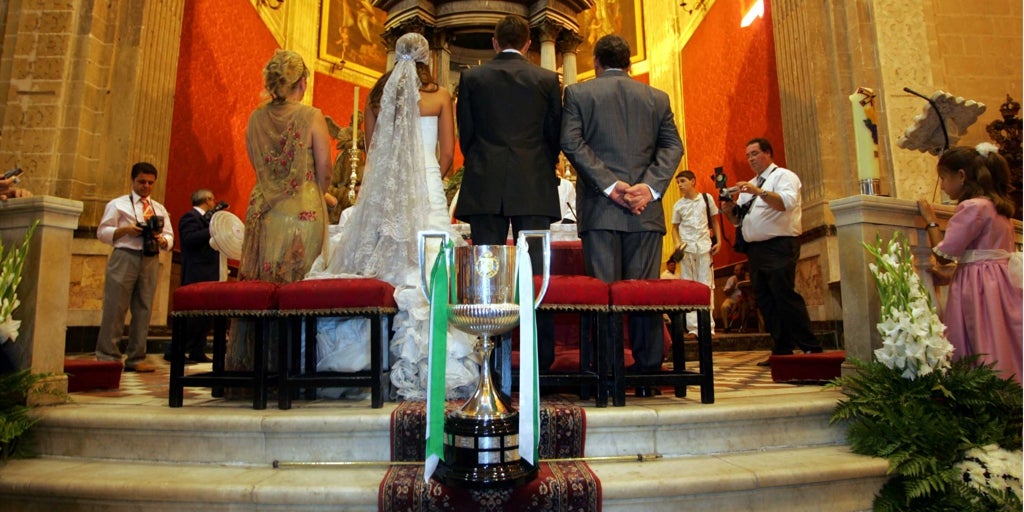 La caótica boda de Joaquín Sánchez y Susana Saborido: escoltados por la policía, multitud de curiosos y la Copa del Rey como protagonista