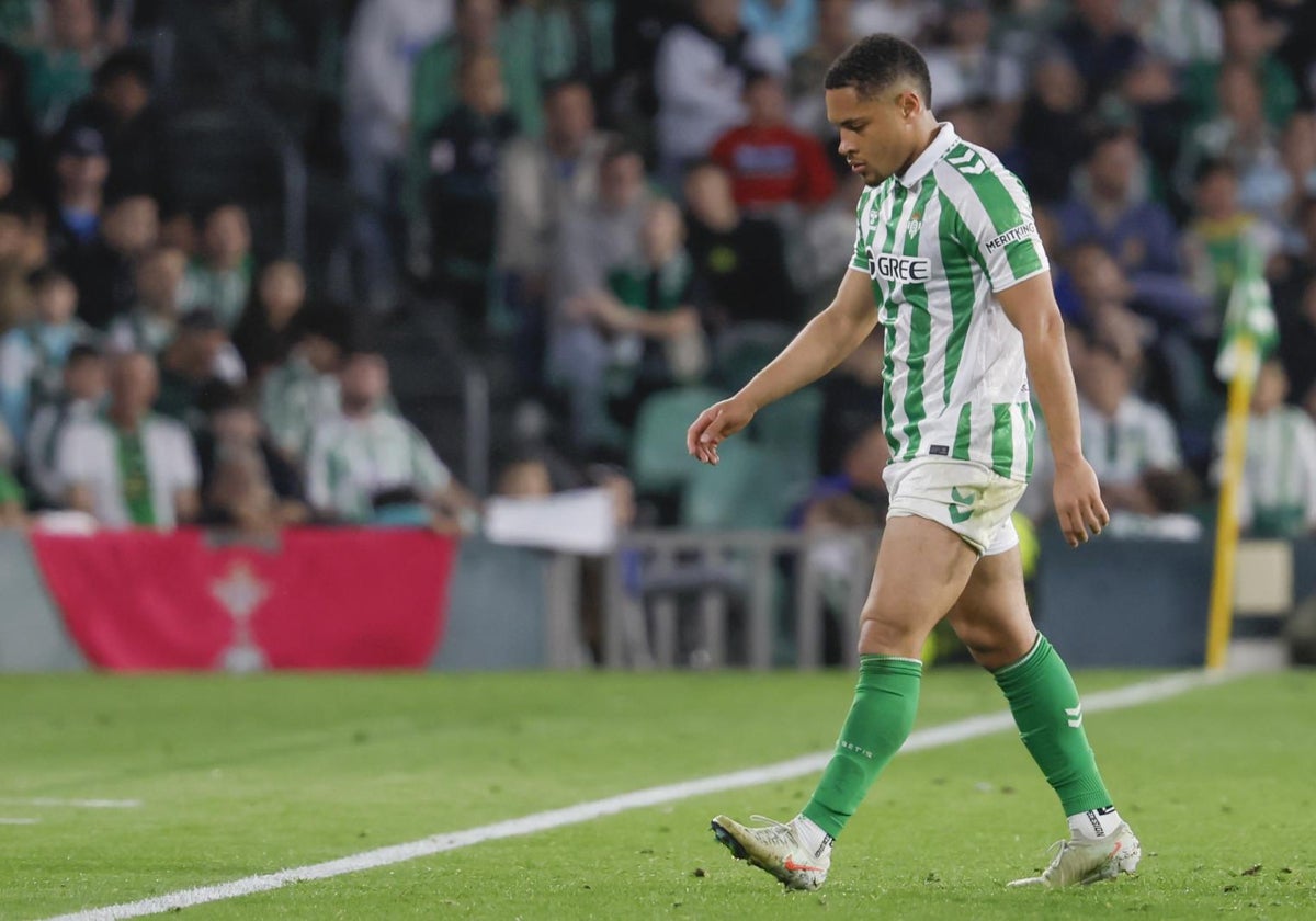 Vitor Roque, durante sale del partido tras su expulsión en el Betis - Gent