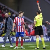 Barrios ve la tarjeta roja tras su entrada a Durán