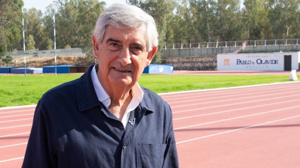 José Carlos Jaenes, en la pista de atletismo de la Universidad Pablo de Olavide