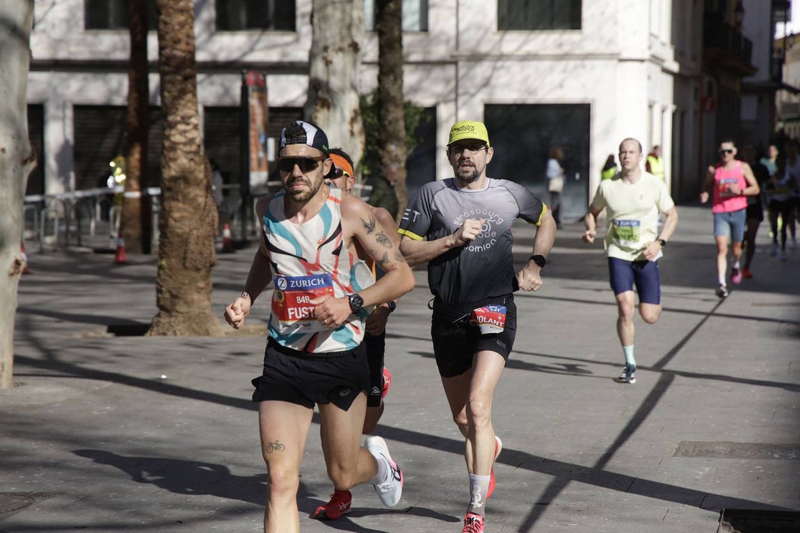 Un total de 14.000 corredores se han dado cita en esta maratón de 2025 en la capital sevillana 
