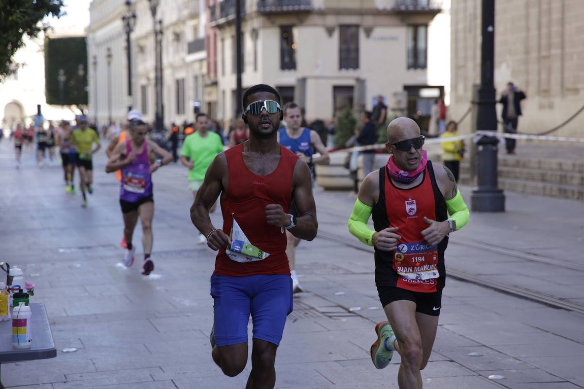 Un total de 14.000 corredores se han dado cita en esta maratón de 2025 en la capital sevillana 