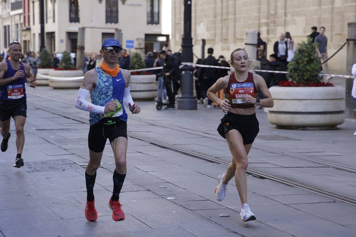 Un total de 14.000 corredores se han dado cita en esta maratón de 2025 en la capital sevillana 