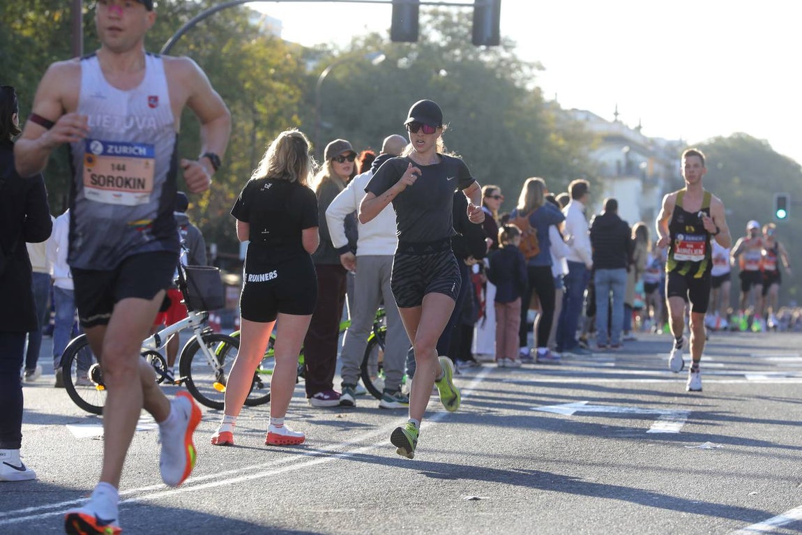 Un total de 14.000 corredores se han dado cita en esta maratón de 2025 en la capital sevillana 