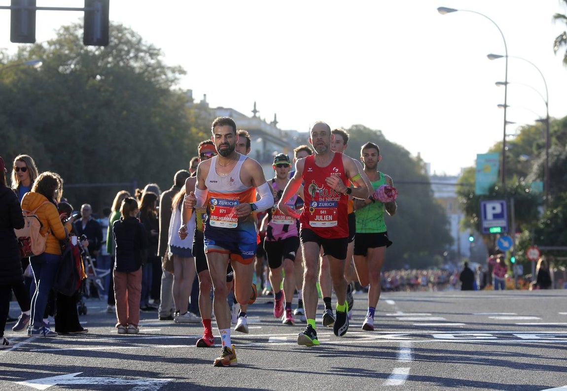 Un total de 14.000 corredores se han dado cita en esta maratón de 2025 en la capital sevillana 