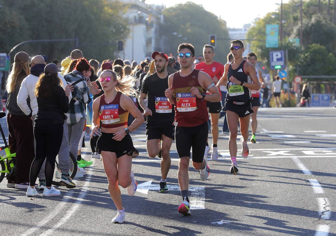 Un total de 14.000 corredores se han dado cita en esta maratón de 2025 en la capital sevillana 