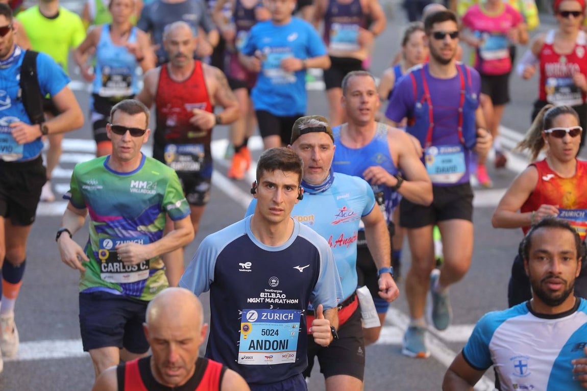 Un total de 14.000 corredores se han dado cita en esta maratón de 2025 en la capital sevillana 