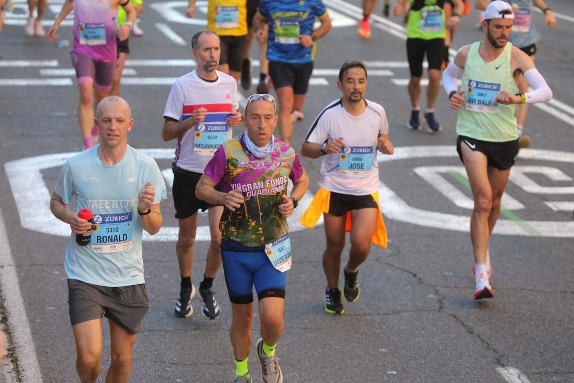 Un total de 14.000 corredores se han dado cita en esta maratón de 2025 en la capital sevillana 