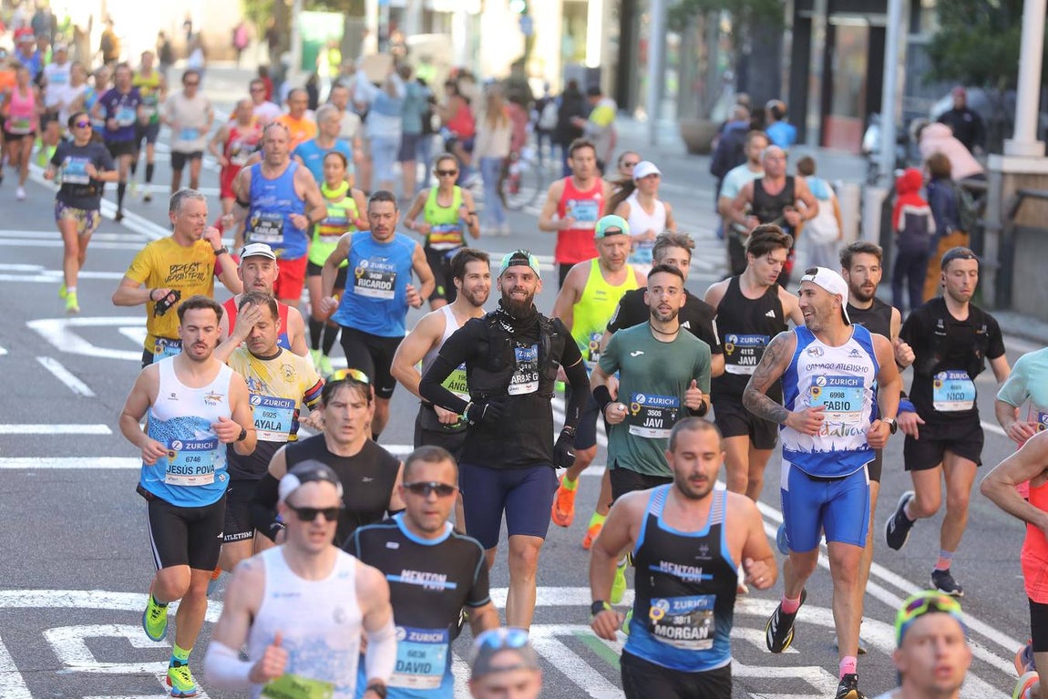 Un total de 14.000 corredores se han dado cita en esta maratón de 2025 en la capital sevillana 