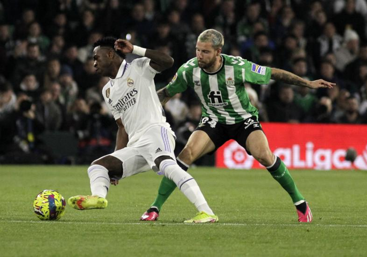 Imagen de archivo de un Real Madrid - Real Betis de 2023, con Vinicius y Aitor como protagonistas