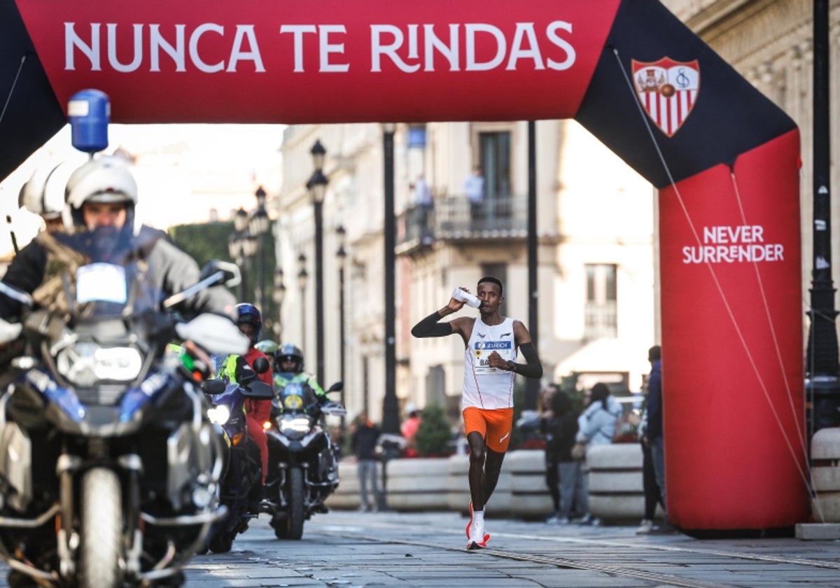 El Sevilla homenajea a los ganadores del maratón antes del partido ante el Mallorca