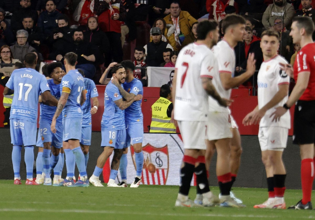 Los jugadores del Mallorca celebran su gol ante el Sevilla