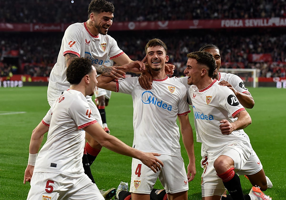 Celebración del gol de Kike Salas ante el Mallorca en el Sánchez-Pizjuán