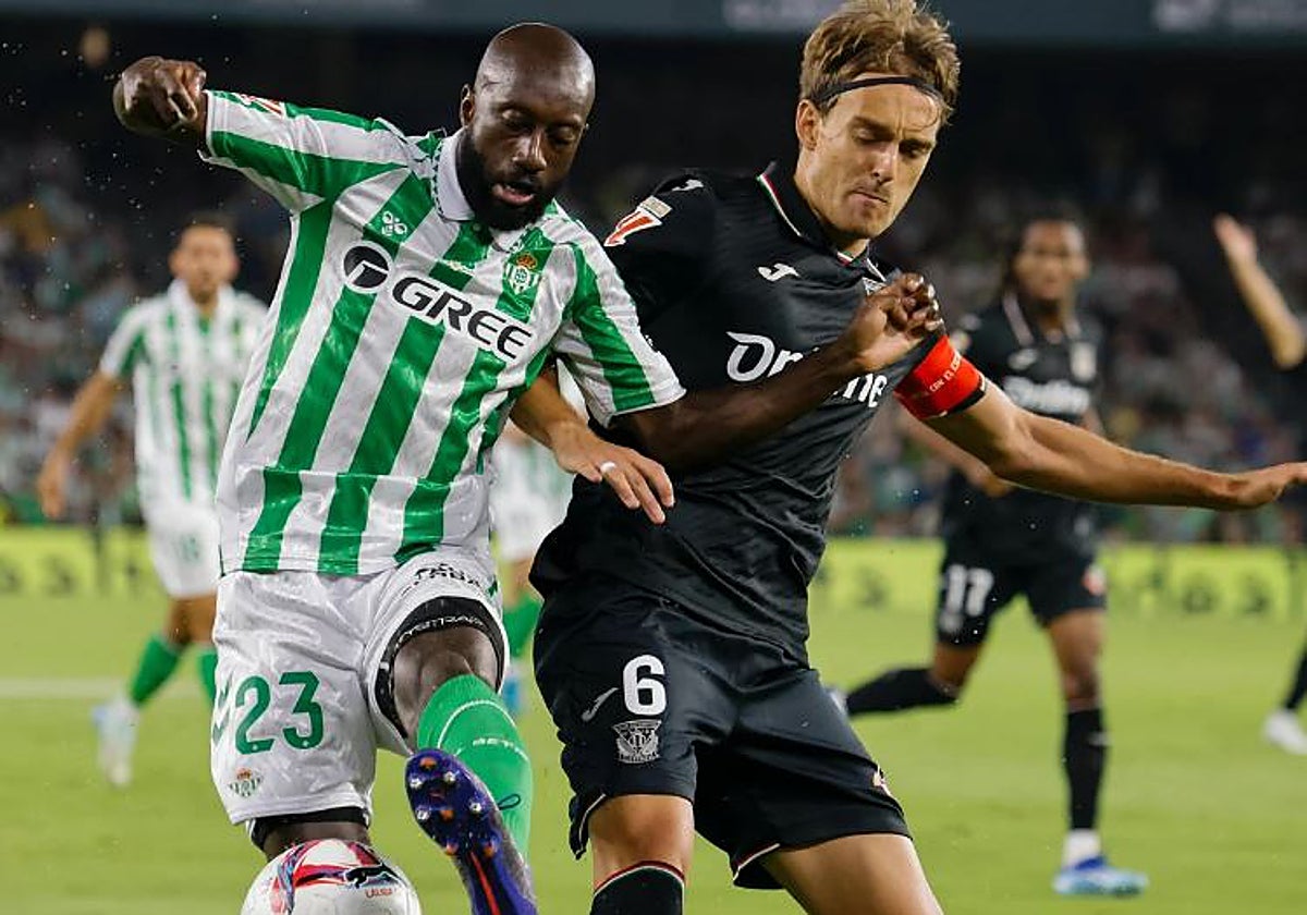 Sabaly es presionado por Sergio González en el partido de la primera vuelta liguera