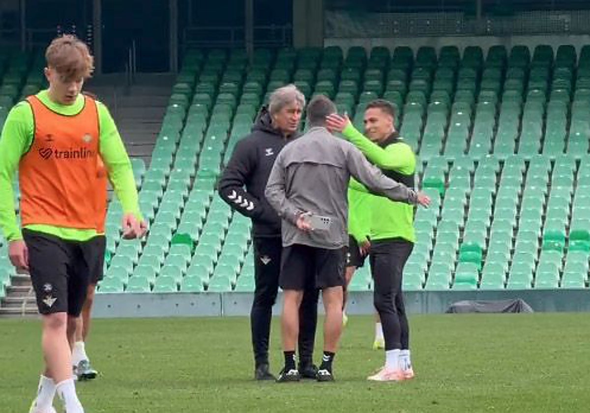 Pellegrini y Alexis le comunican a Antony que su roja había sido retirada y que podía jugar el Real Betis - Real Madrid