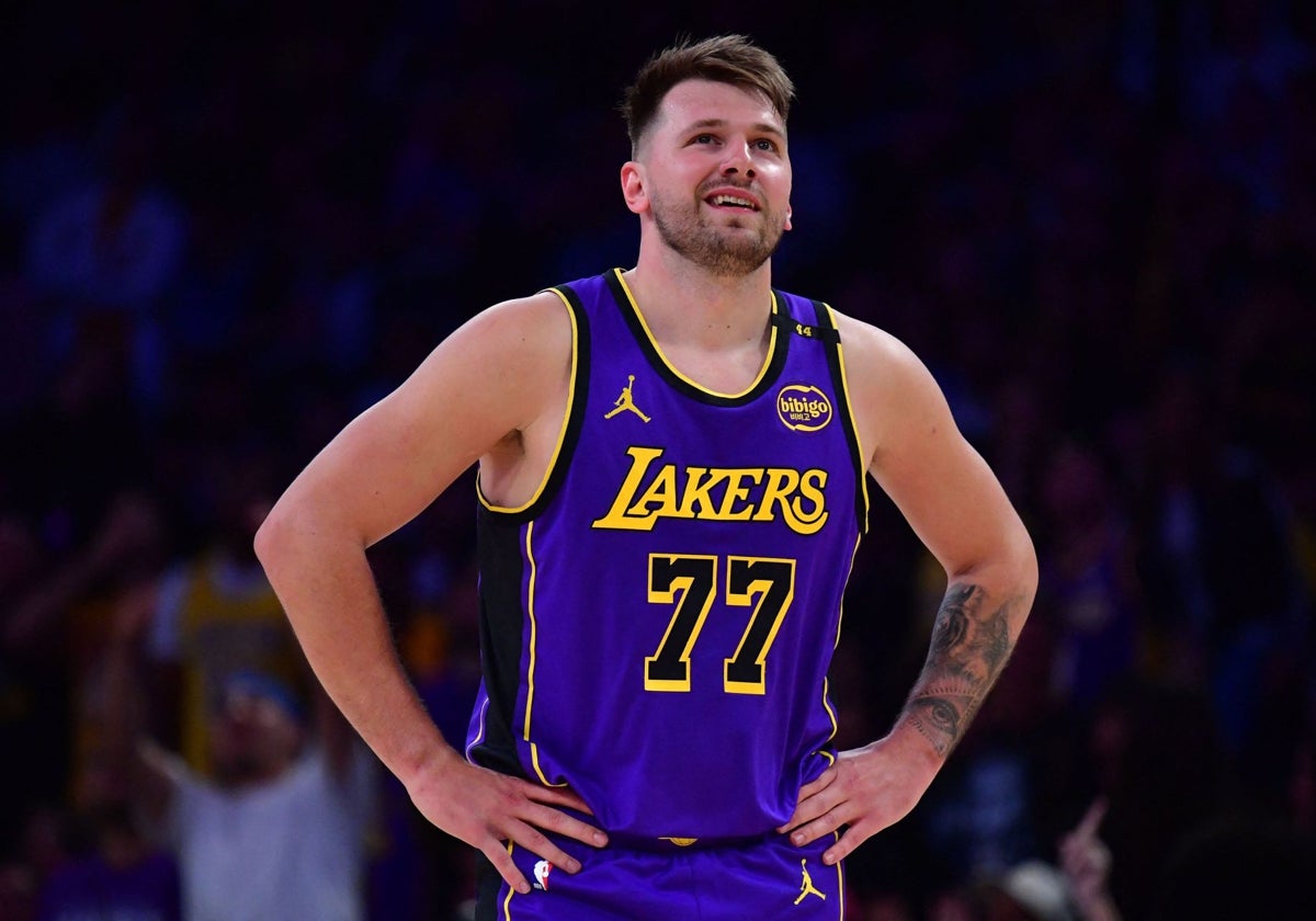 Doncic sonríe tras una acción en el duelo ante Dallas