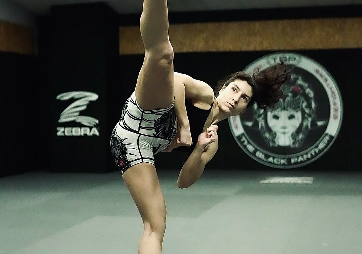 Sara Cabeza de Vaca lanzando una patada