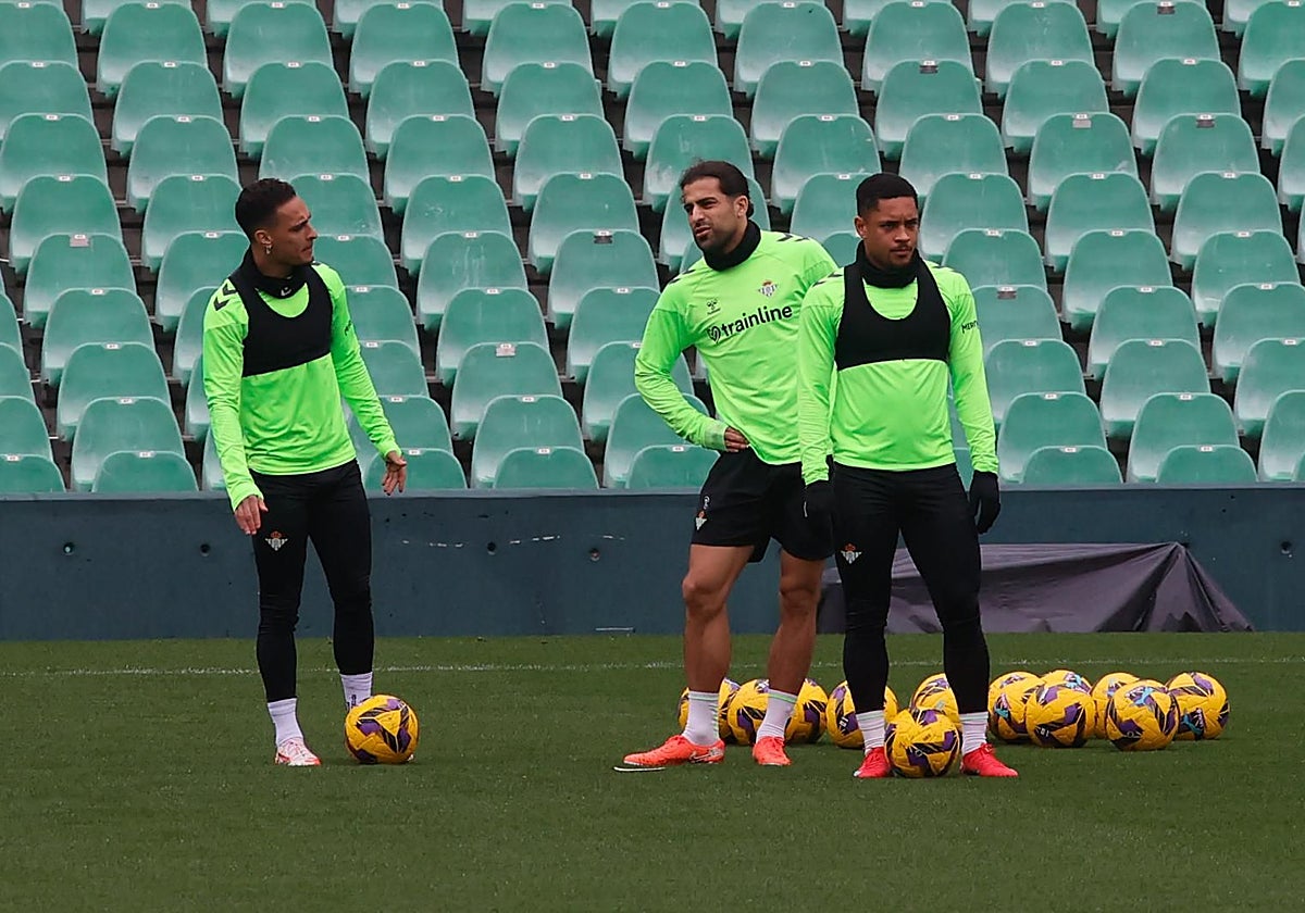 Vitor Roque, en el entrenamiento del Betis junto a Antony y Ricardo