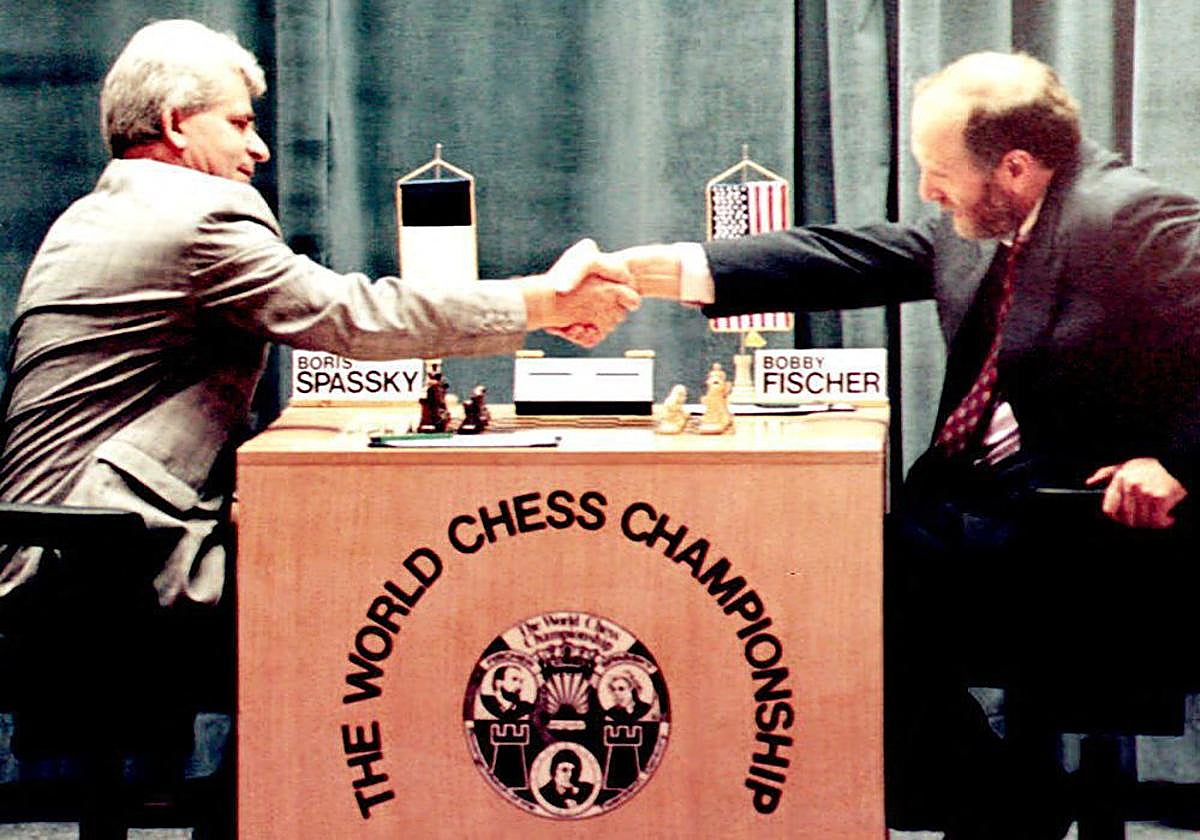 Boris Spasski, a la derecha, estrecha la mano a Bobby Fischer, a la izquierda