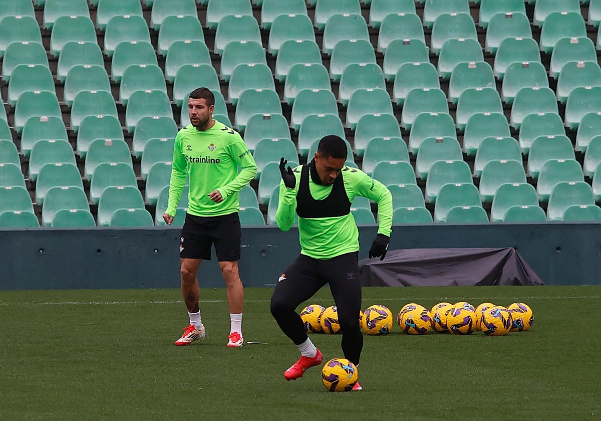 Vitor Roque golpea un balón durante el entrenamiento del Betis