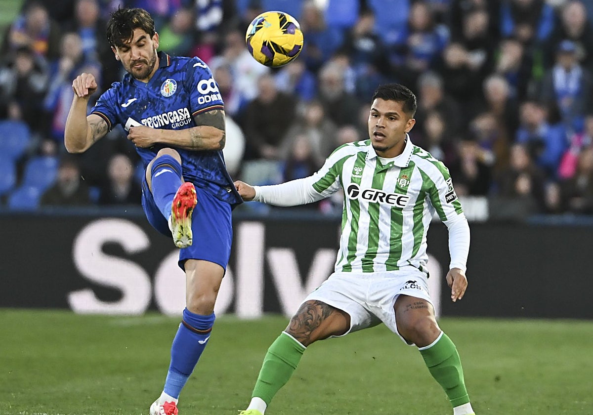 Cucho Hernández presiona a Arambarri durante el Getafe - Betis del pasado domingo en el Coliseum