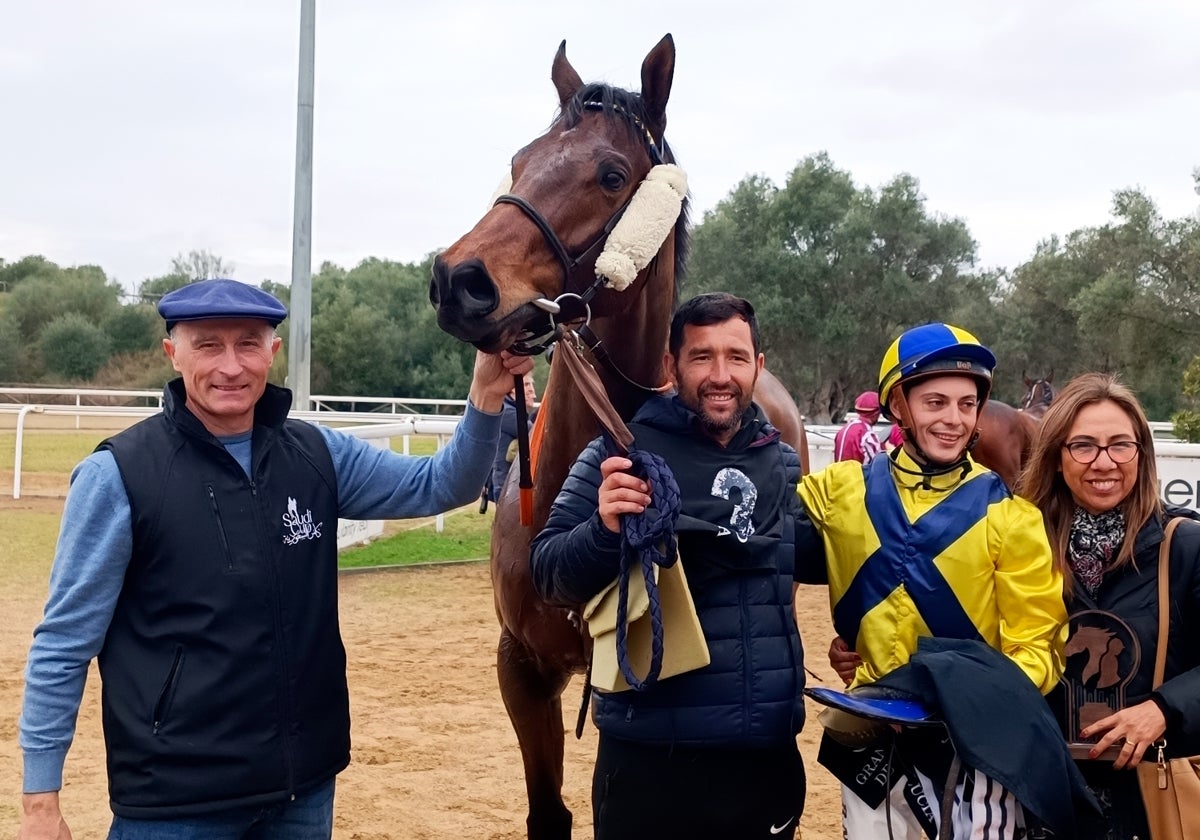 El jockey Nico Valle y el preparador Óscar Anaya junto al ejemplar Witiza, ganador del Gran Premio de Andalucía