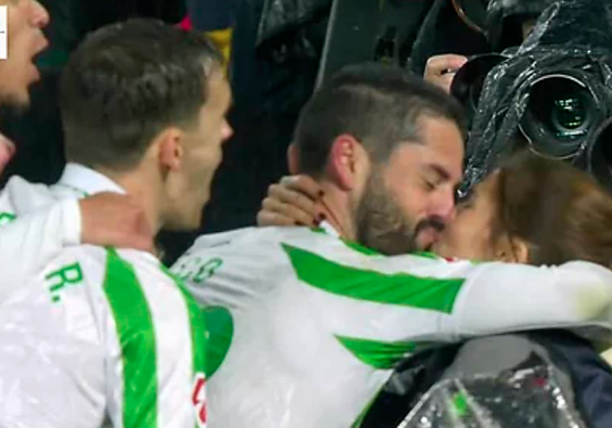 Isco besa a Sara Sálamo