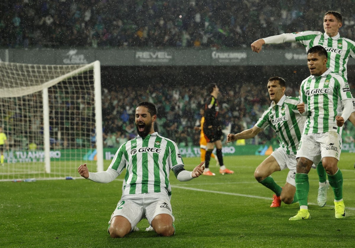 Isco celebra el gol de penalti marcado en el partido ante el Real Madrid