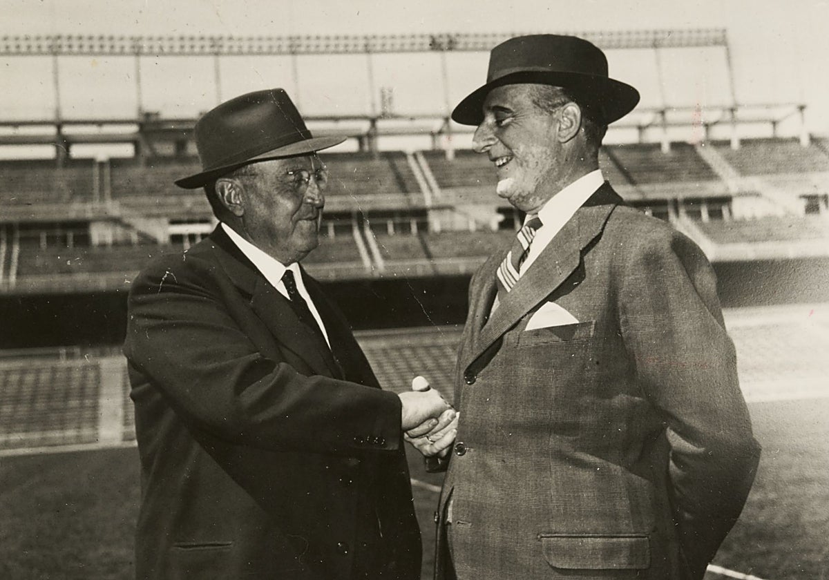 Bernabéu y Barroso, presidentes del Real Madrid y el Atlético, en 1959