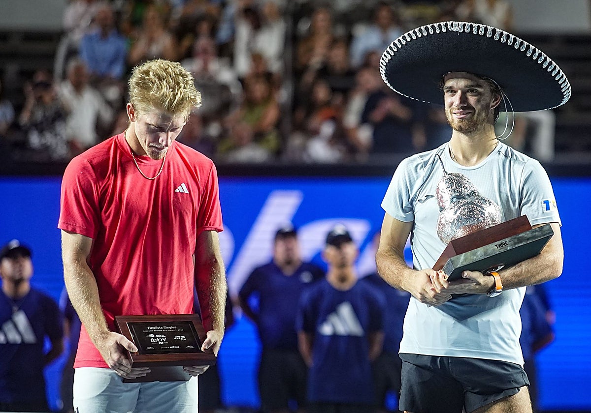 Davidovich, izquierda, observa el trofeo de finalista junto a Machac