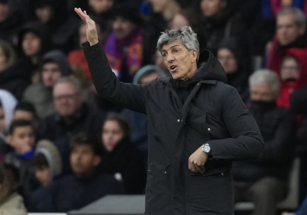 Imanol Alguacil, entrenador de la Real Sociedad, hace un gesto durante el partido ante el Barcelona