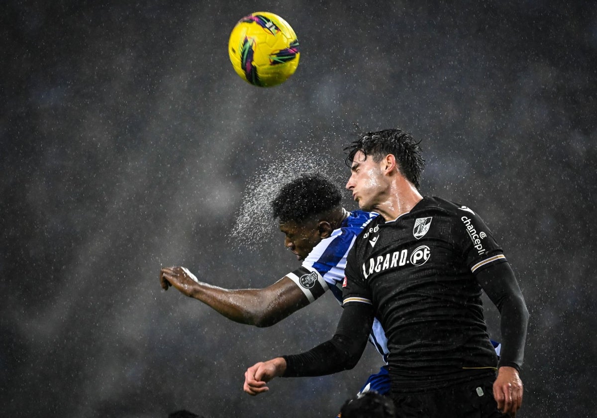 Samu y Óscar Rivas, en el partido Oporto-Vitoria de Guimaraes