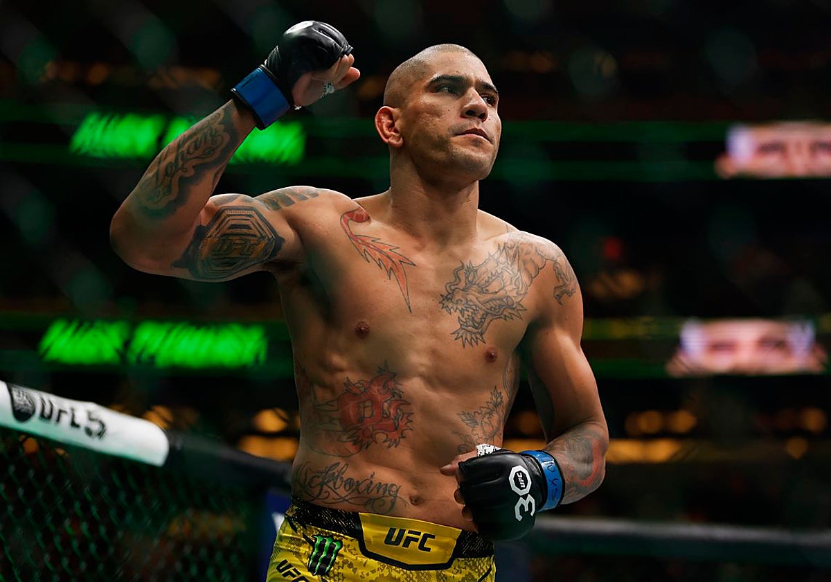 El doble campeón, Alex Pereira, en uno de sus combates