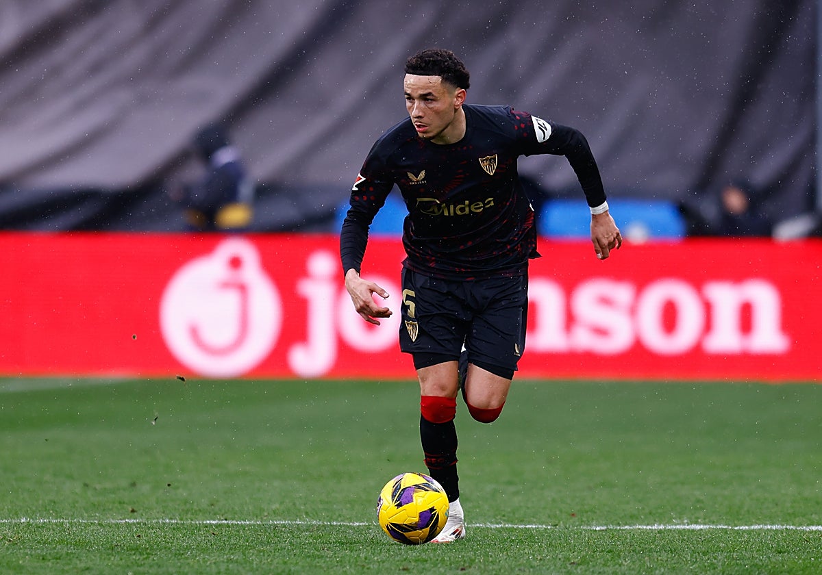 Rubén Vargas conduce el esférico en el Rayo - Sevilla del pasado sábado