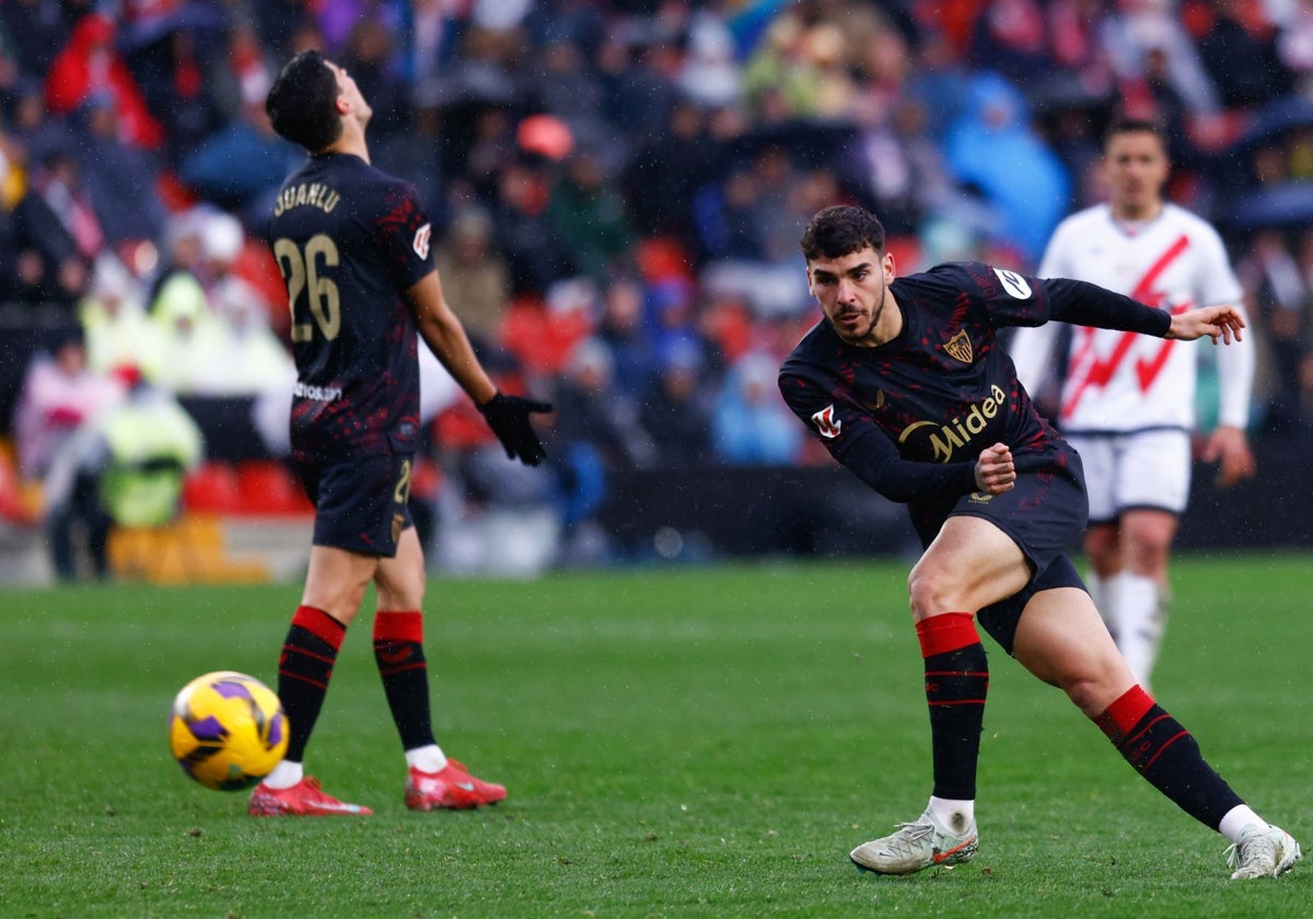 Isaac dispara durante el Rayo - Sevilla ante el lamento de Juanlu
