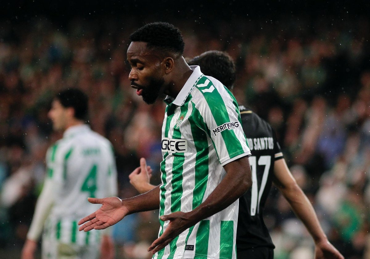 Bakambu se lamenta tras desaprovechar una ocasión en el Betis - Vitoria