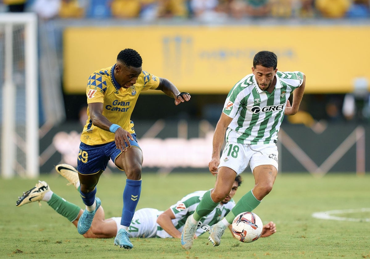 Fornals, perseguido por Essugo en el Las Palmas - Betis de la primera vuelta