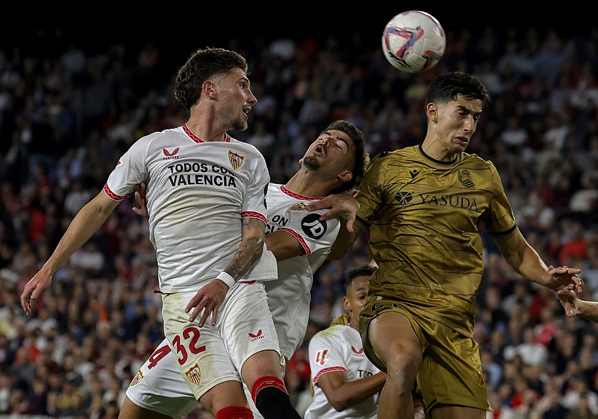 Carmona y Kike Salas, en un lance del juego del Sevilla - Real Sociedad de la primera vuelta