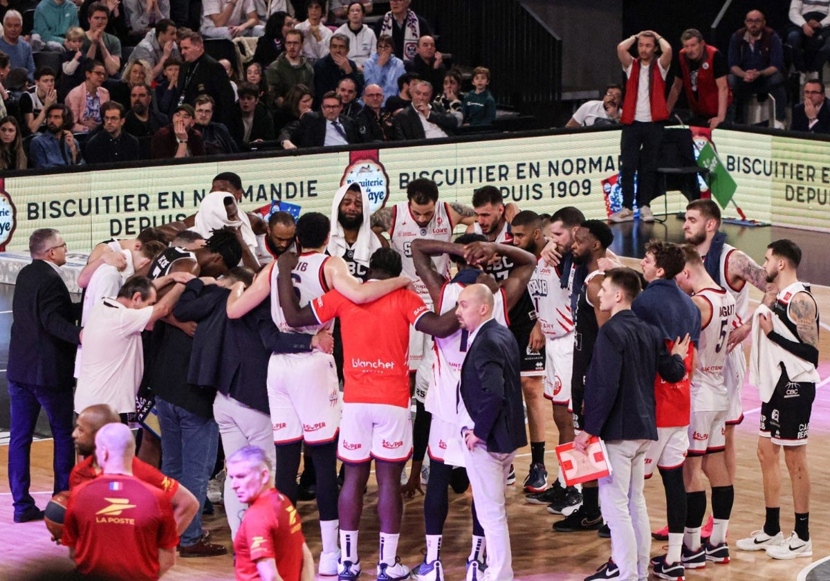 Un jugador de baloncesto sufre un infarto durante el partido en el que debutaba con su nuevo club