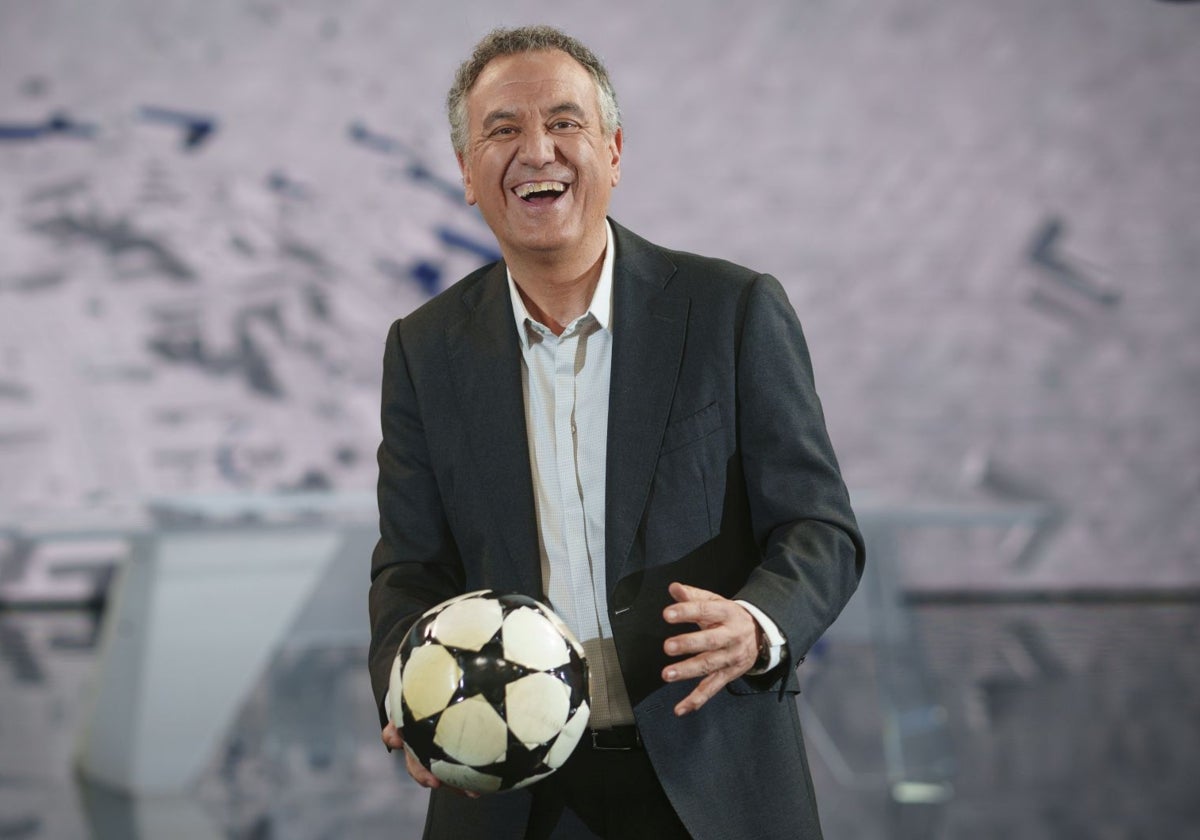 Roberto Brasero juguetea con un balón durante la entrevista con ABC