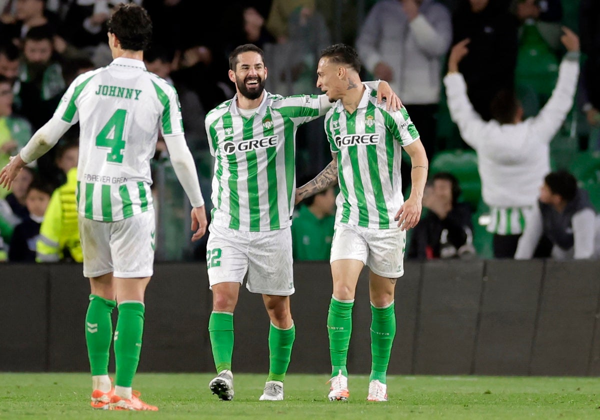 Isco celebra con Antony su gol al Vitoria de Guimaraes