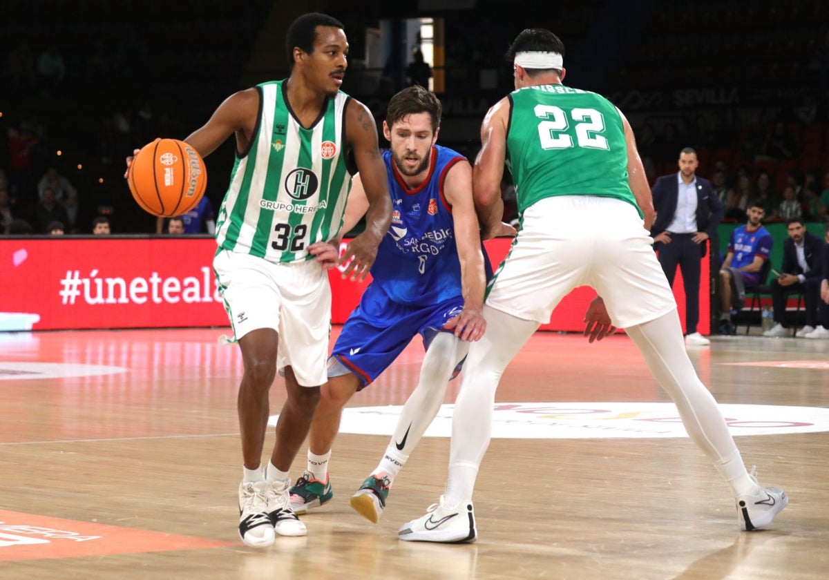 Renfroe, recibiendo un bloqueo de DeBisschop en el duelo contra el San Pablo Burgos de la primera vuelta