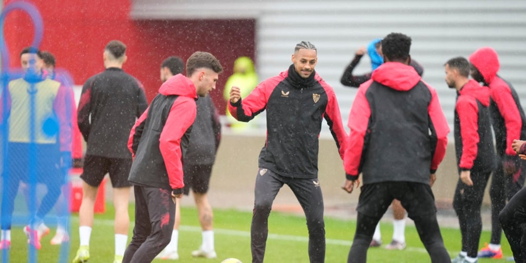 El Sevilla ultima su visita a San Sebastián bajo la lluvia