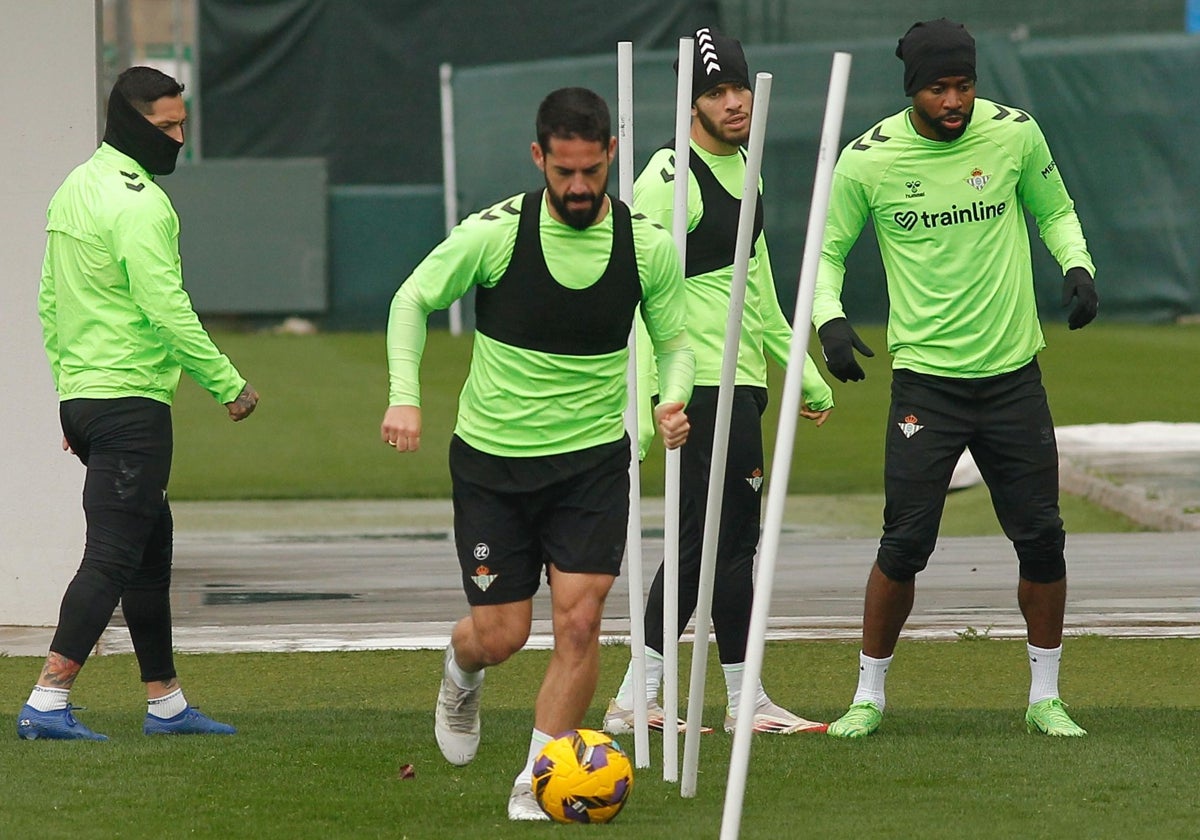 Isco conduce el balón en el entrenamiento de ayer ante la mirada de Abde, Bakambu y Chimy Ávila