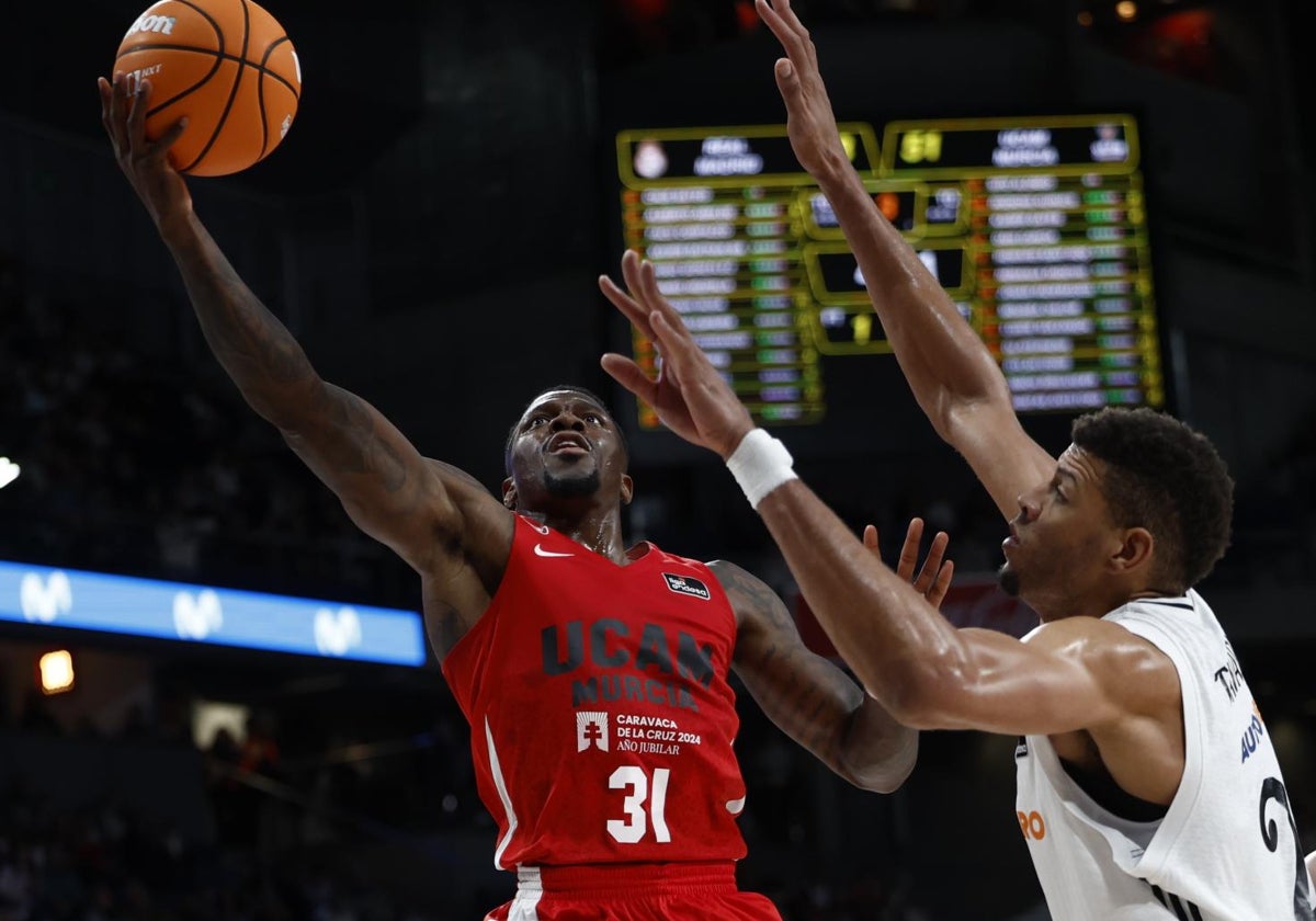 Tavares trata de defender un lanzamiento de Ennis
