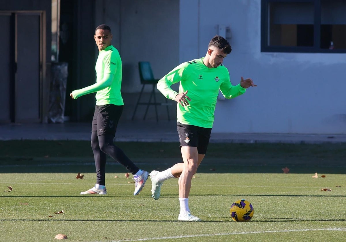 Marc Roca avanza con el balón durante un entrenamiento del Betis