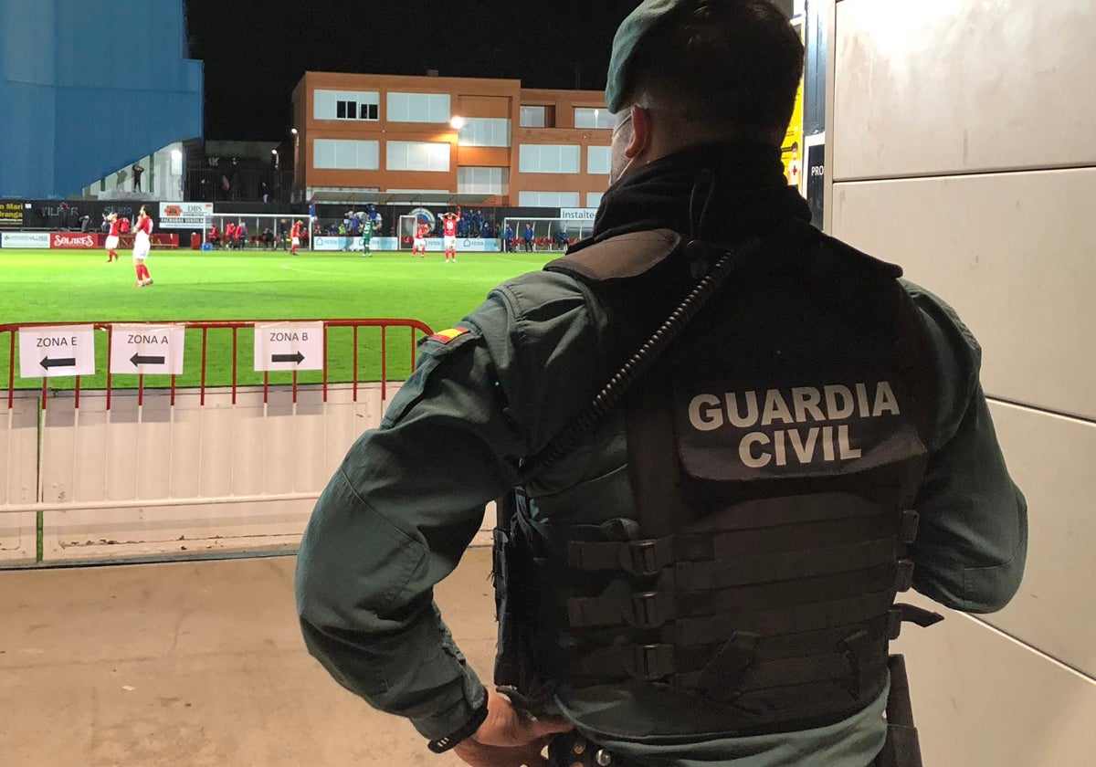 Un agente de la Guardia Civil, en un partido de las categorías inferiores del fútbol