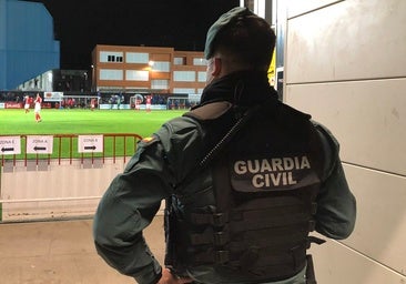 Un agente de la Guardia Civil, en un partido de las categorías inferiores del fútbol