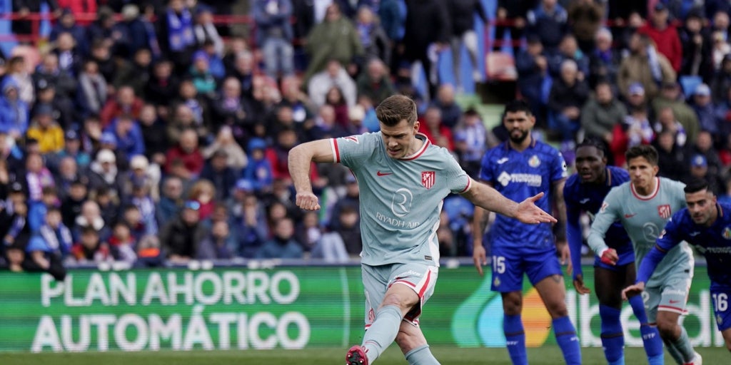 El discutido penalti a favor del Atlético fue correcto: no es una acción accidental