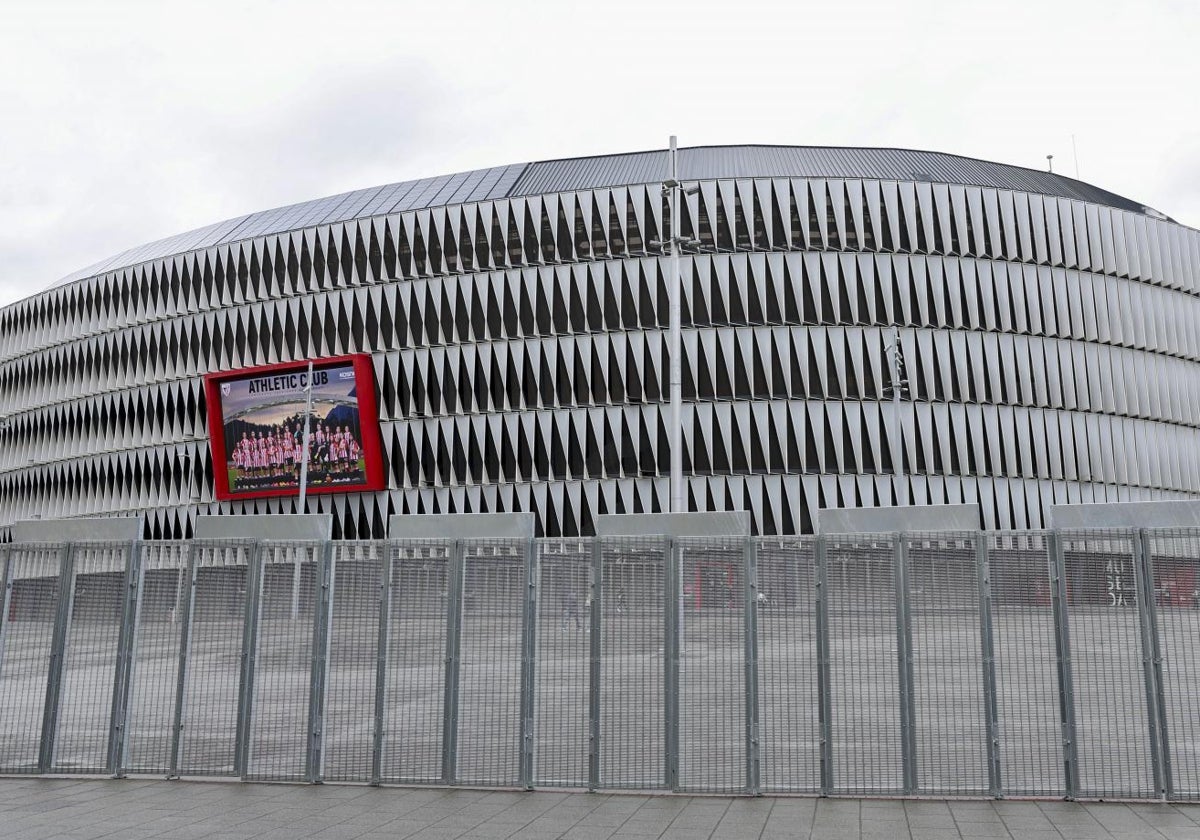 Vallado de seguridad en la explanada exterior de San Mamés